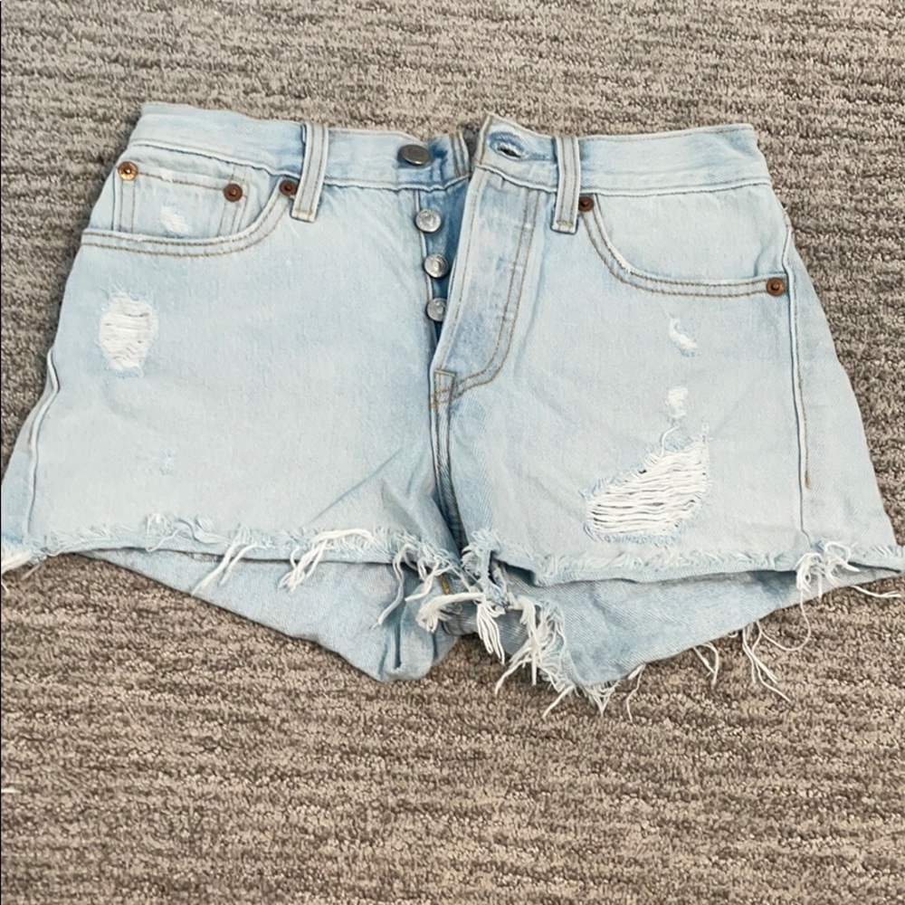 Light Wash Levi’s Jean Shorts